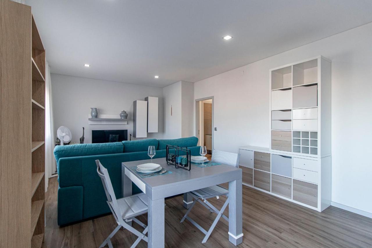 Downtown 1Br Apartment W/ Balcony By Lovelystay Porto Exterior foto
