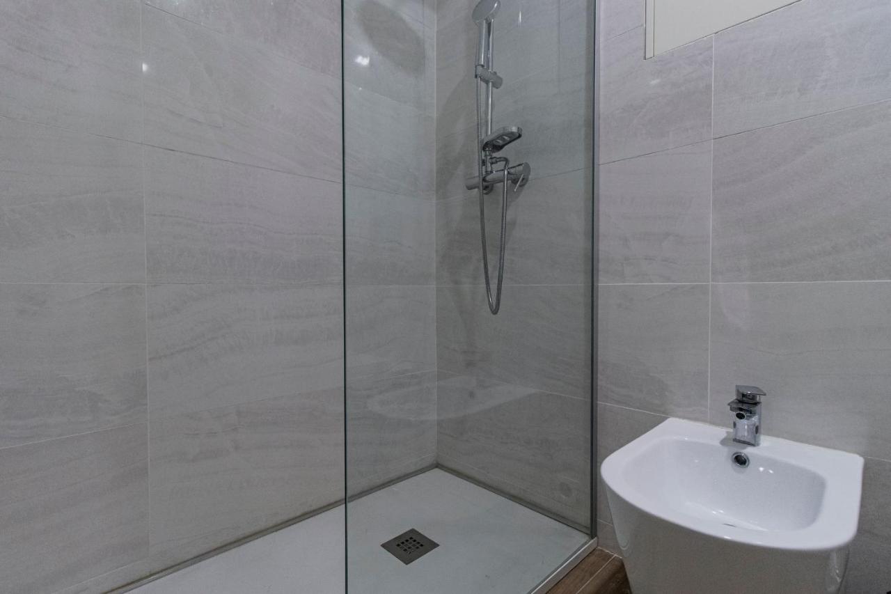 Downtown 1Br Apartment W/ Balcony By Lovelystay Porto Exterior foto